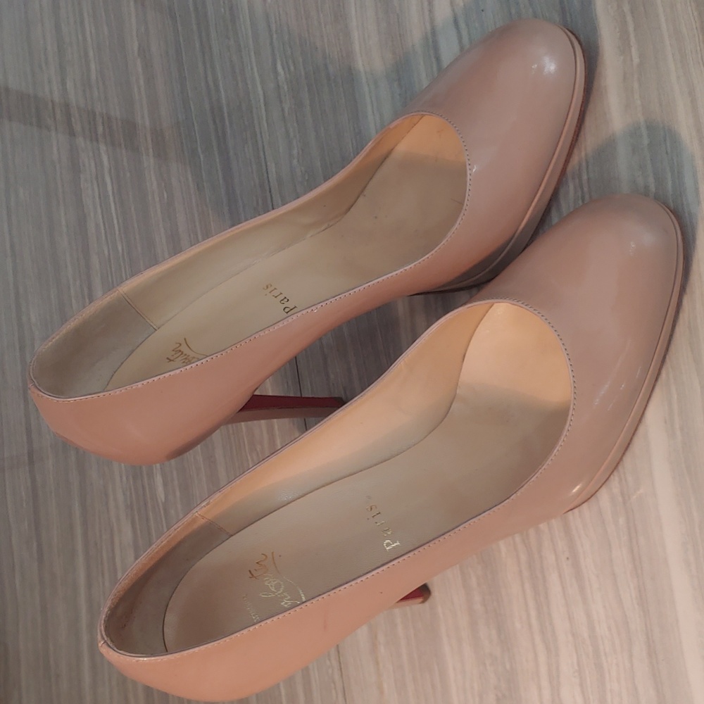Beautiful beige Christopher Louboutin size 39 pump